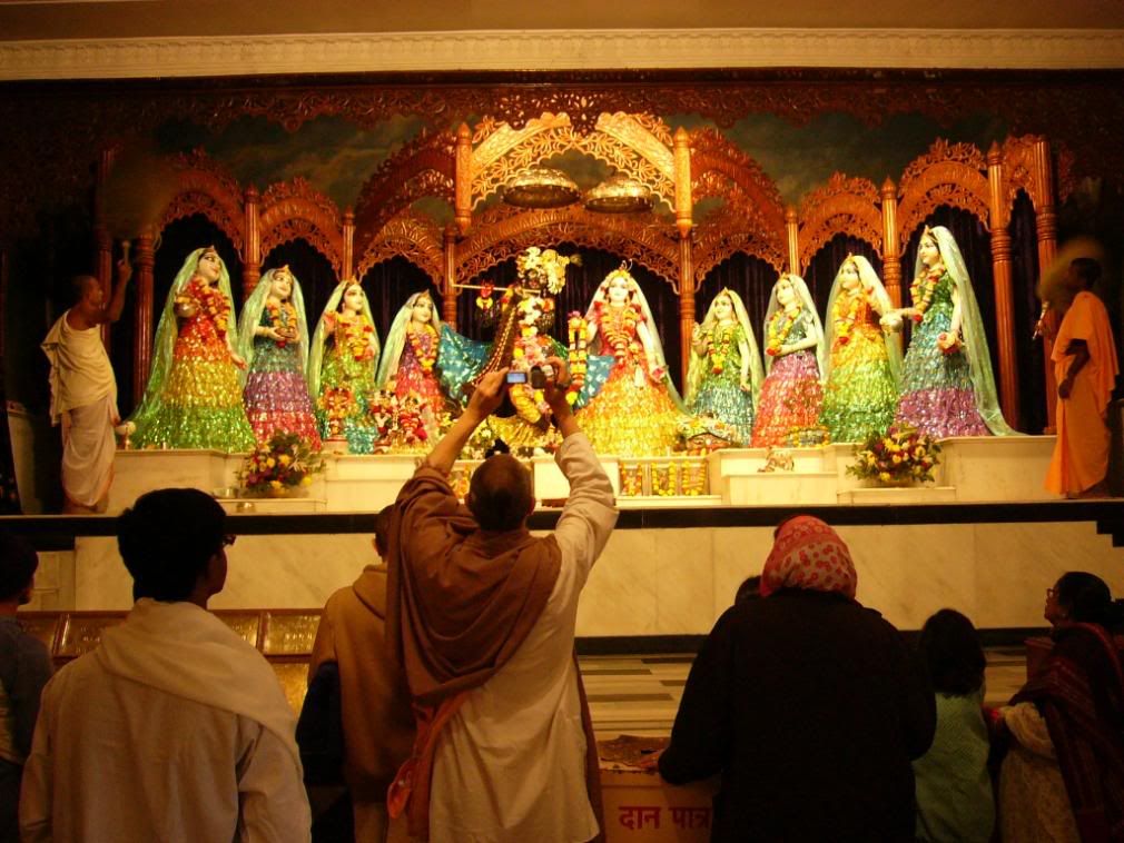 http://i261.photobucket.com/albums/ii47/Sri_Krishna_Mandir/India%20Spiritual%20Tour%202007/Mayapur/Mayapur07_001.jpg