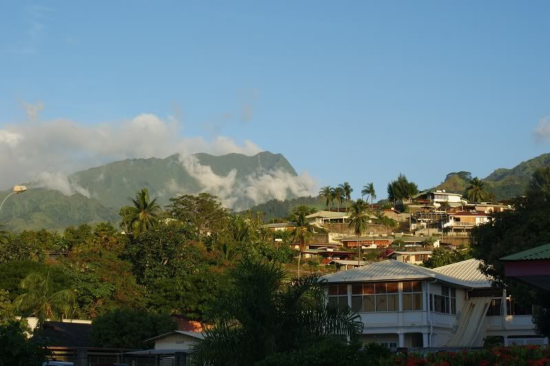 pohlad na hory na Tahiti z centra mesta