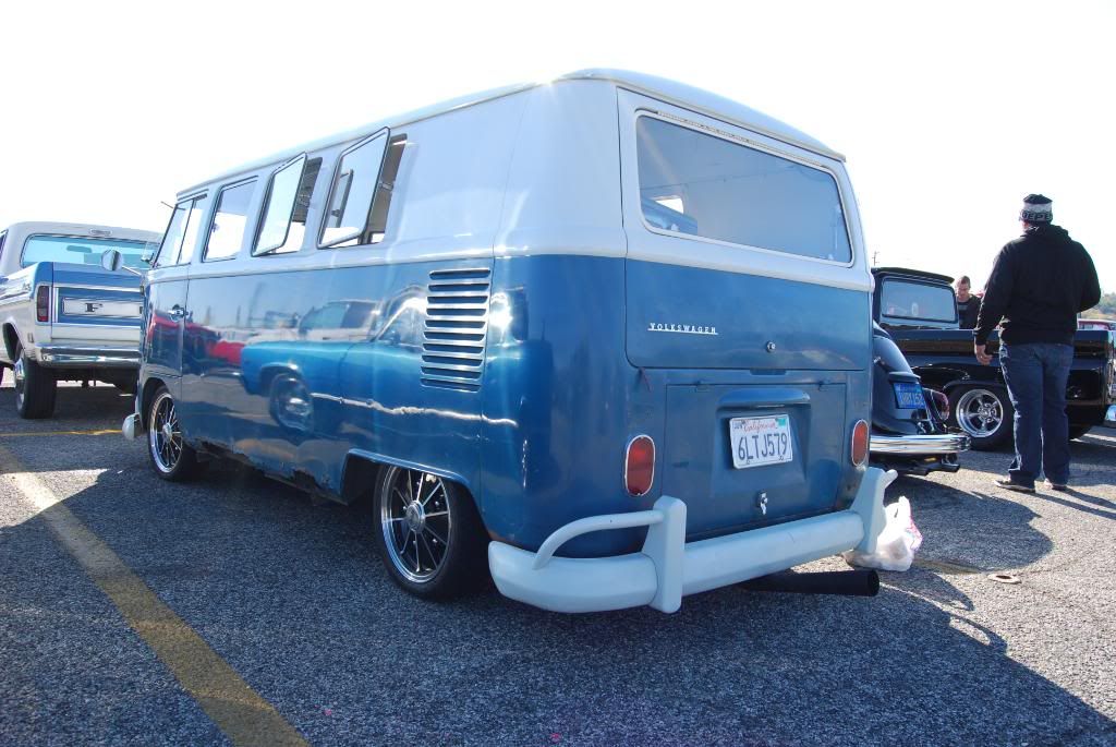 http://i261.photobucket.com/albums/ii56/fullnoise2/Pamona%20Swapmeet%20VWs%20Dec%202011/20111205_HoneymoonSLRCamera_0024.jpg