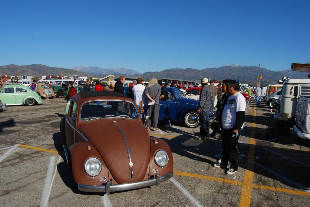 http://i261.photobucket.com/albums/ii56/fullnoise2/Pamona%20Swapmeet%20VWs%20Dec%202011/20111205_HoneymoonSLRCamera_0038.jpg