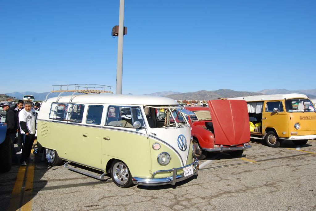 http://i261.photobucket.com/albums/ii56/fullnoise2/Pamona%20Swapmeet%20VWs%20Dec%202011/20111205_HoneymoonSLRCamera_0039.jpg